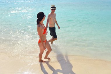 Mutlu genç çift sahilde iyi eğlenceler.