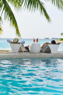 mutlu genç çift rahatla ve taze iç bakalım