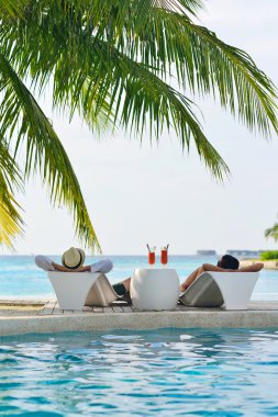 mutlu genç çift rahatla ve taze iç bakalım