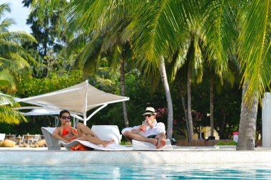 mutlu genç çift rahatla ve taze iç bakalım