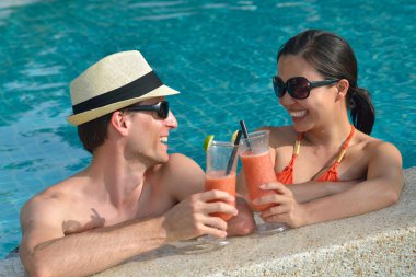 mutlu genç çift rahatla ve taze iç bakalım