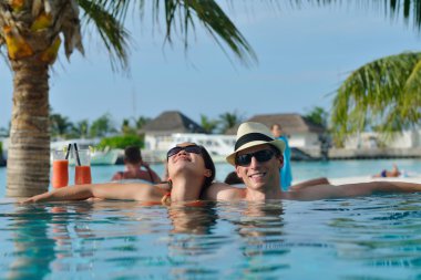 mutlu genç çift rahatla ve taze iç bakalım