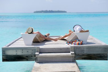 Mutlu genç çift sahilde iyi eğlenceler.