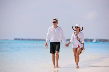 Mutlu genç çift sahilde iyi eğlenceler.