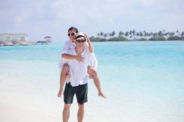 Mutlu genç çift sahilde iyi eğlenceler.