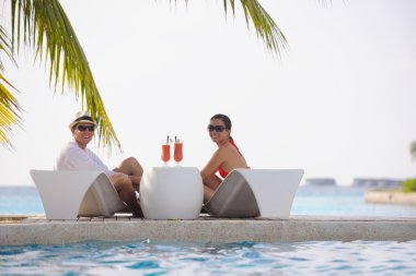 mutlu genç çift rahatla ve taze iç bakalım