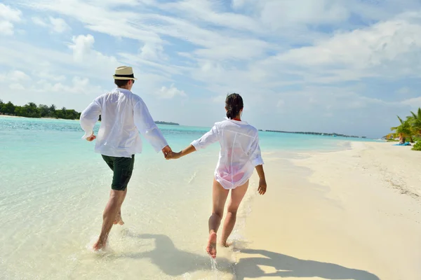 Feliz jovem casal se divertir na praia — Fotografia de Stock