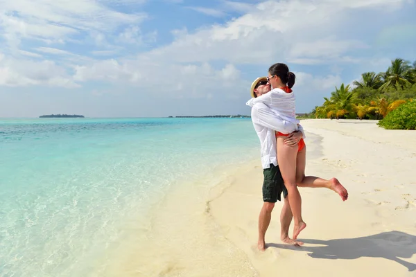 Feliz pareja joven divertirse en la playa — Foto de Stock