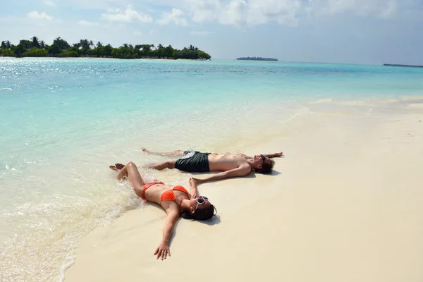 Feliz pareja joven divertirse en la playa — Foto de Stock