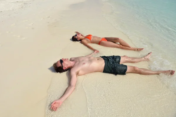 Feliz jovem casal se divertir na praia — Fotografia de Stock