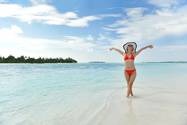 Beautiful girl on beach have fun — Stock Photo, Image