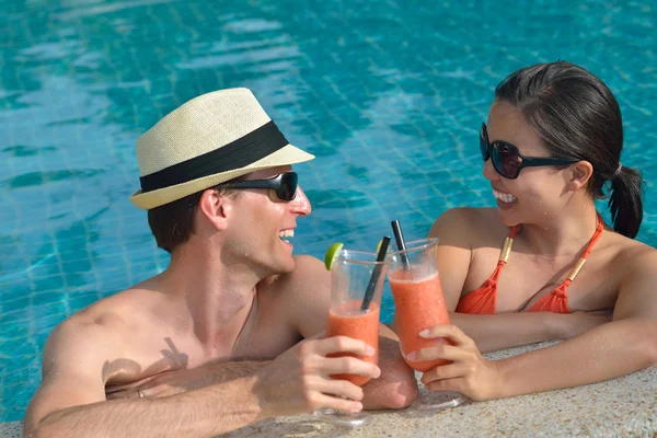 Feliz joven pareja relajarse y tomar bebida fresca —  Fotos de Stock