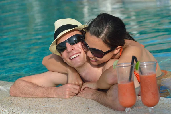 Felice giovane coppia rilassarsi e prendere bevande fresche — Foto Stock