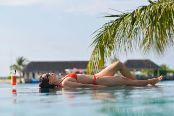 Mulher bonita com uma bebida à beira-mar — Fotografia de Stock