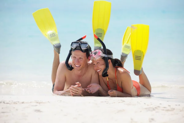 Gelukkig jong paar veel plezier op het strand — Stockfoto