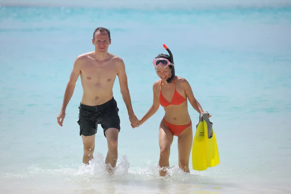 Feliz pareja joven divertirse en la playa — Foto de Stock