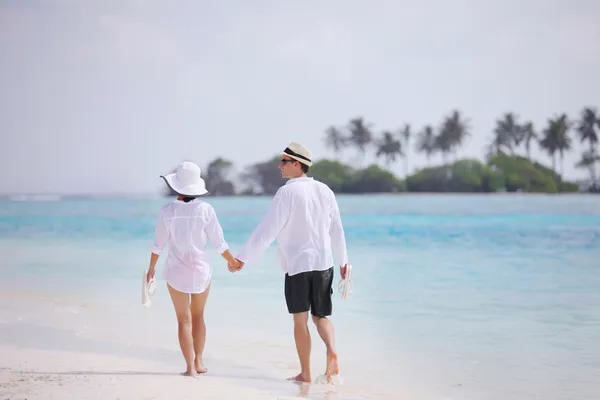 Feliz pareja joven divertirse en la playa —  Fotos de Stock