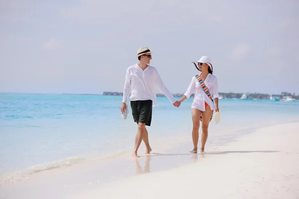 Heureux jeune couple avoir du plaisir sur la plage — Photo