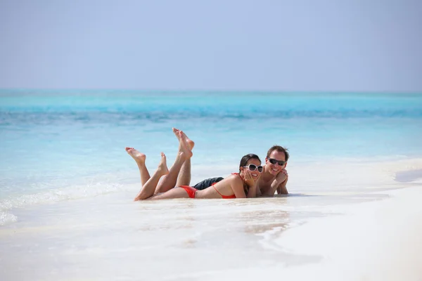 Feliz jovem casal se divertir na praia — Fotografia de Stock