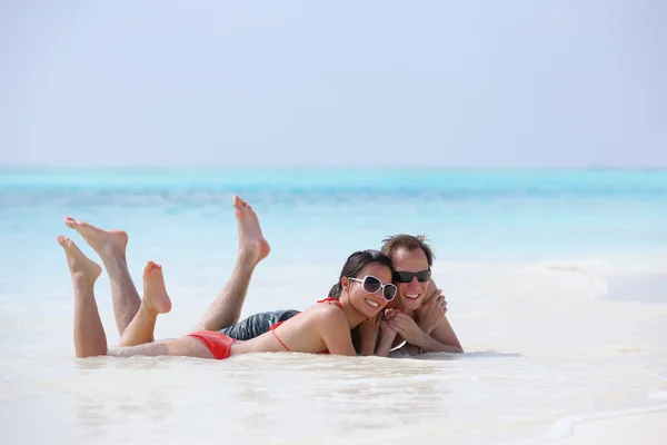 Feliz jovem casal se divertir na praia — Fotografia de Stock