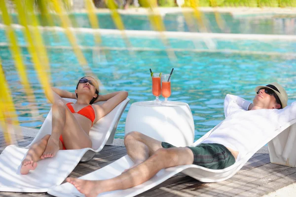 Happy young couple relax and take fresh drink — Stock Photo, Image