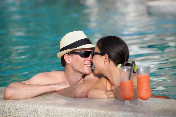 Lykkelige unge par slappe af og tage frisk drink - Stock-foto