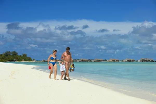 Lycklig familj på semester — Stockfoto