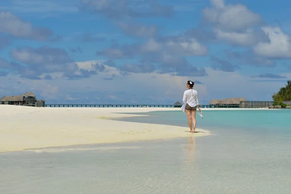 Gelukkige vrouw genieten van zomertijd — Stockfoto