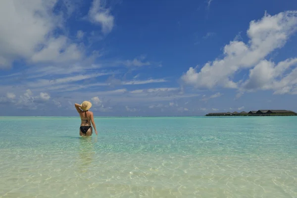 Mujer feliz disfrutar de la hora de verano — Foto de Stock