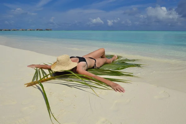 Gelukkige vrouw genieten van zomertijd — Stockfoto