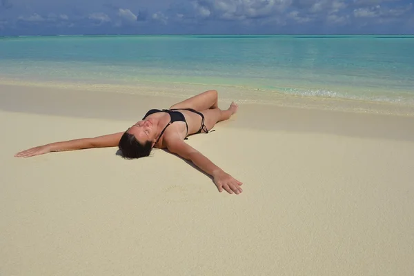 Mulher feliz desfrutar de tempo de verão — Fotografia de Stock