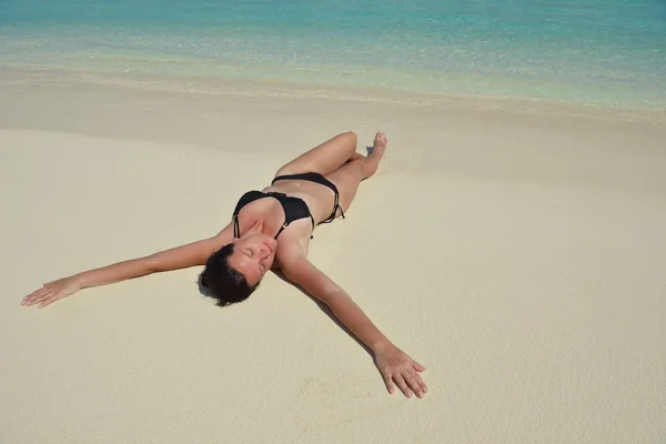 Gelukkige vrouw genieten van zomertijd — Stockfoto