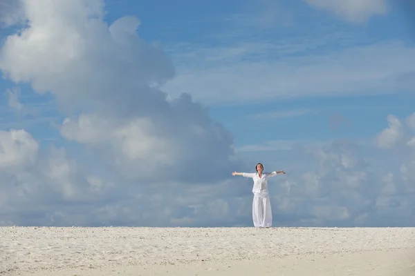 Mulher feliz desfrutar de tempo de verão — Fotografia de Stock