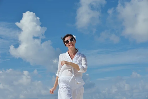 Mujer feliz disfrutar de la hora de verano — Foto de Stock