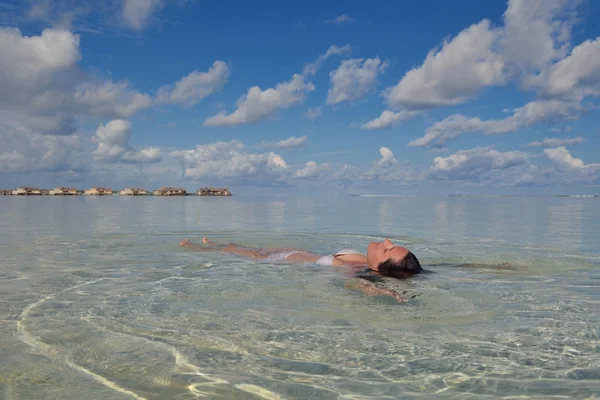 Mujer feliz disfrutar de la hora de verano — Foto de Stock