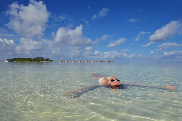 Gelukkige vrouw genieten van zomertijd — Stockfoto