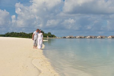 Mutlu genç çift sahilde iyi eğlenceler.