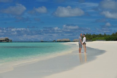 Mutlu genç çift sahilde iyi eğlenceler.