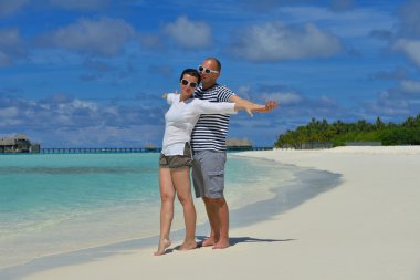 Mutlu genç çift sahilde iyi eğlenceler.
