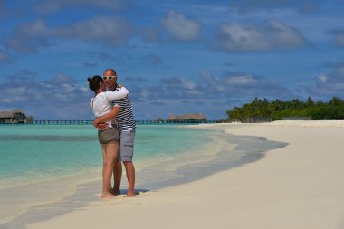 Mutlu genç çift sahilde iyi eğlenceler.