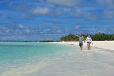 Mutlu genç çift sahilde iyi eğlenceler.