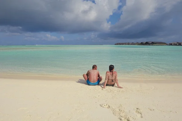 Heureux jeune couple avoir du plaisir sur la plage — Photo