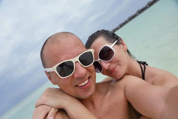 Feliz jovem casal se divertir na praia — Fotografia de Stock