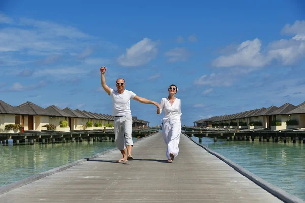 Felice giovane coppia divertirsi sulla spiaggia — Foto Stock