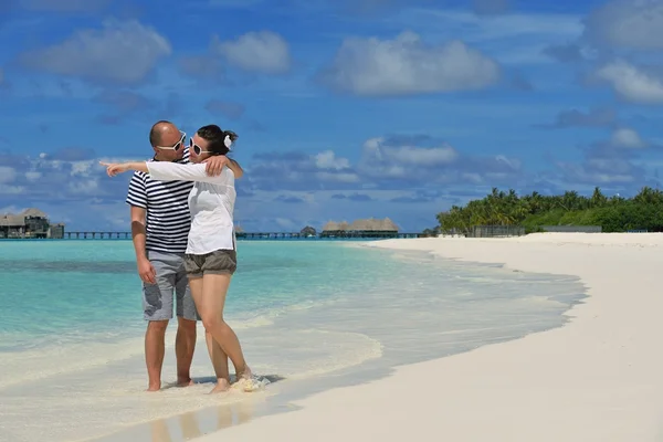 Heureux jeune couple avoir du plaisir sur la plage — Photo