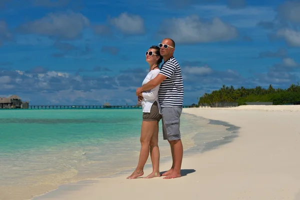 Heureux jeune couple avoir du plaisir sur la plage — Photo