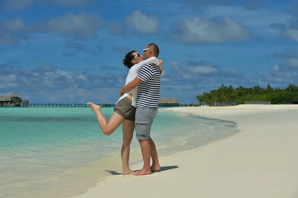 Heureux jeune couple avoir du plaisir sur la plage — Photo