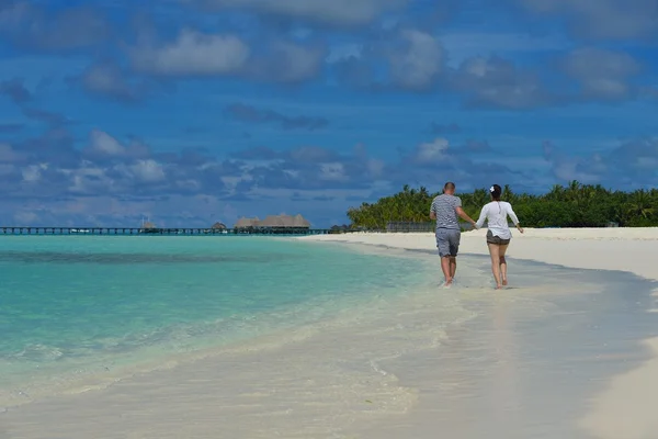 Heureux jeune couple avoir du plaisir sur la plage — Photo