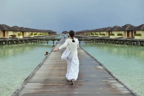 Jeune femme se détendre le jour nuageux d'été — Photo