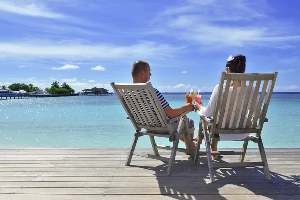 Gelukkige jonge paar ontspannen en verse drankje te nemen — Stockfoto